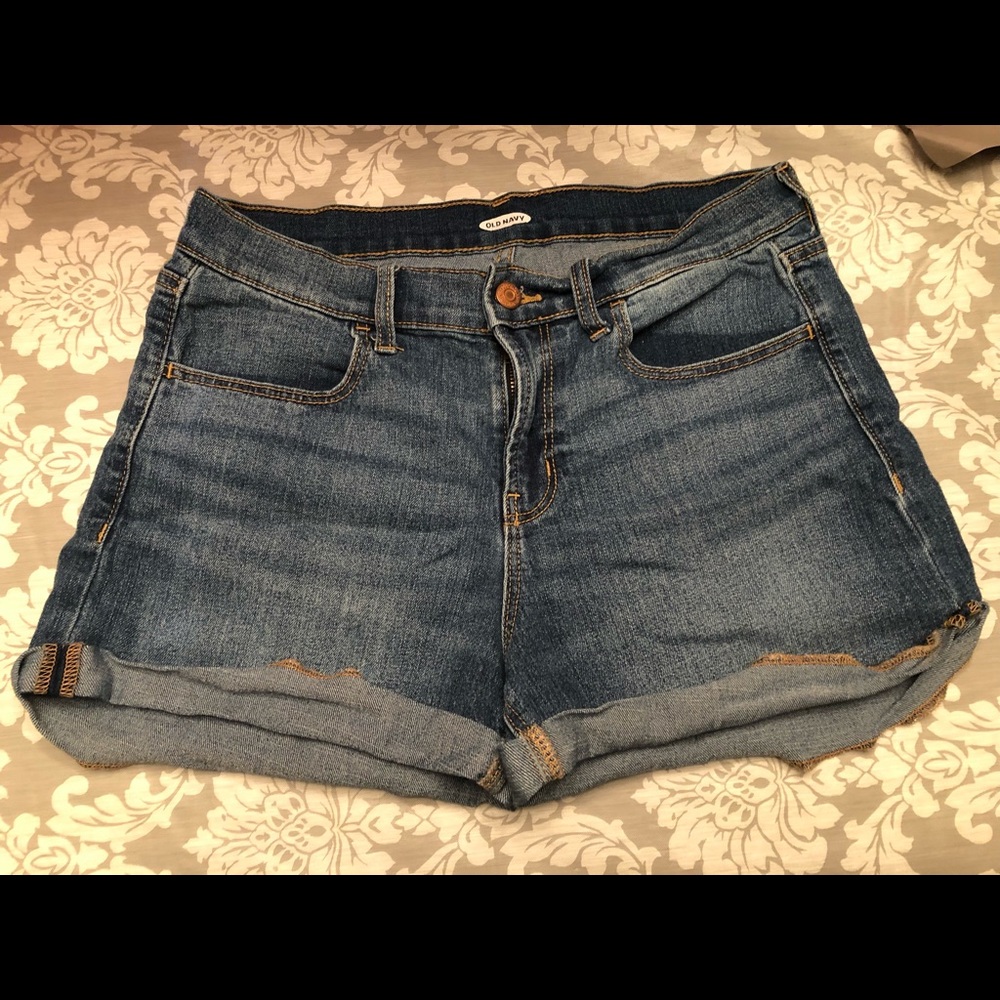 Old Navy shorts size 8 ladies. Gently worn.